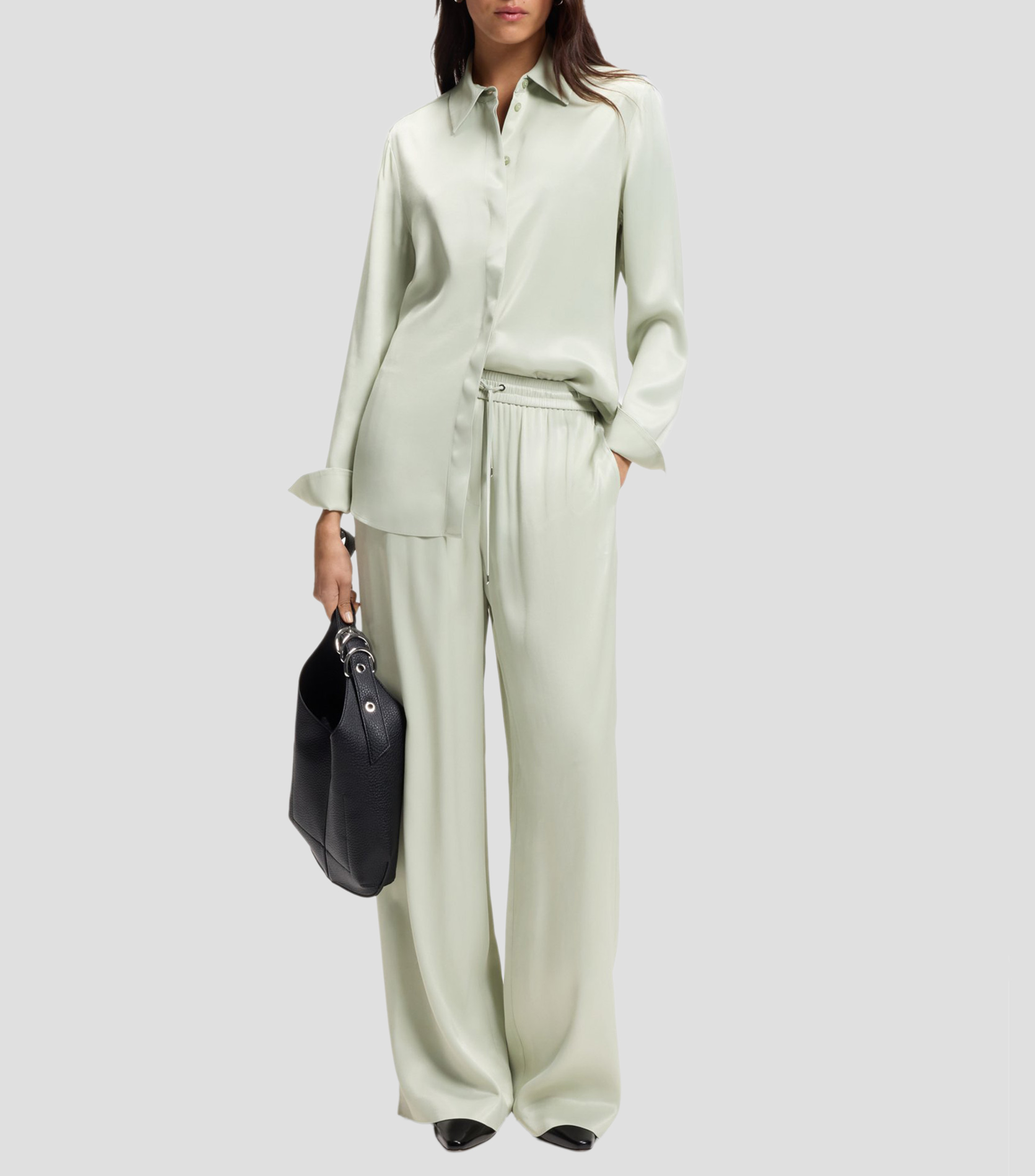 Pantalón relaxed de satén Mujer